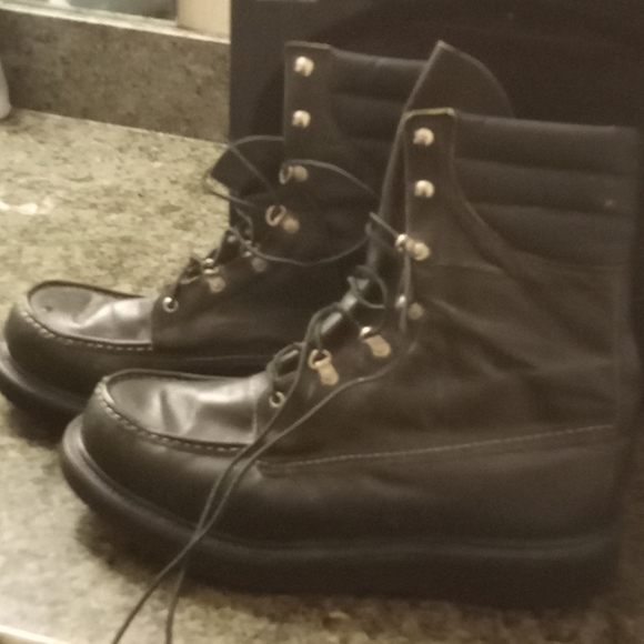 Vibram men\'s size 10 D casual work boots.
